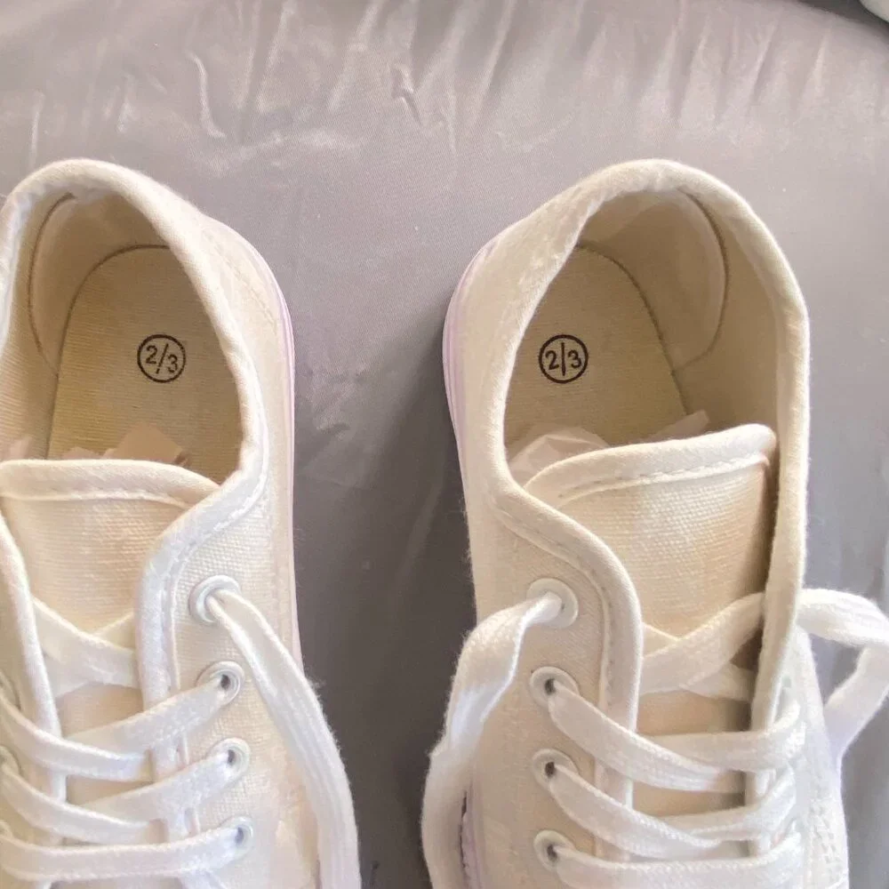Unbranded Girls white/cream canvas shoes‎ (size 2-3)